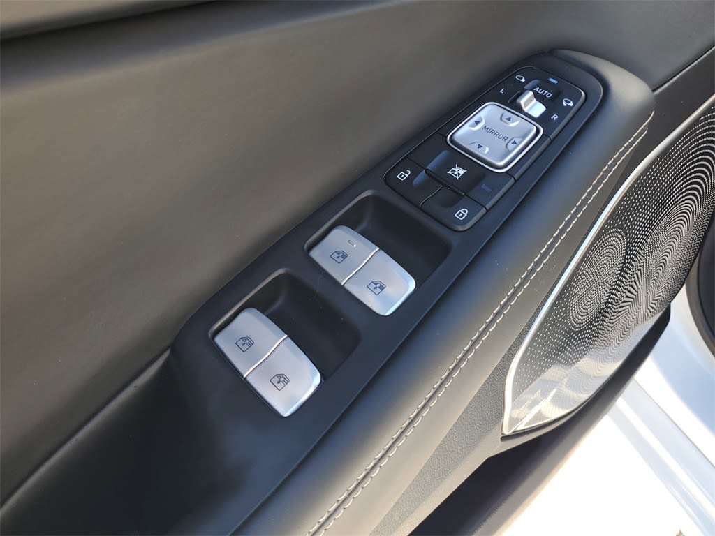 Thumbnail: 2021 Genesis G90 - 21