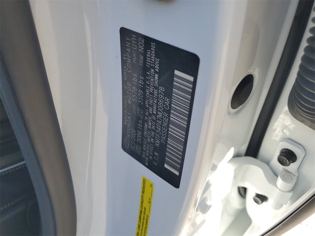 Thumbnail: 2021 Genesis G90 - 22