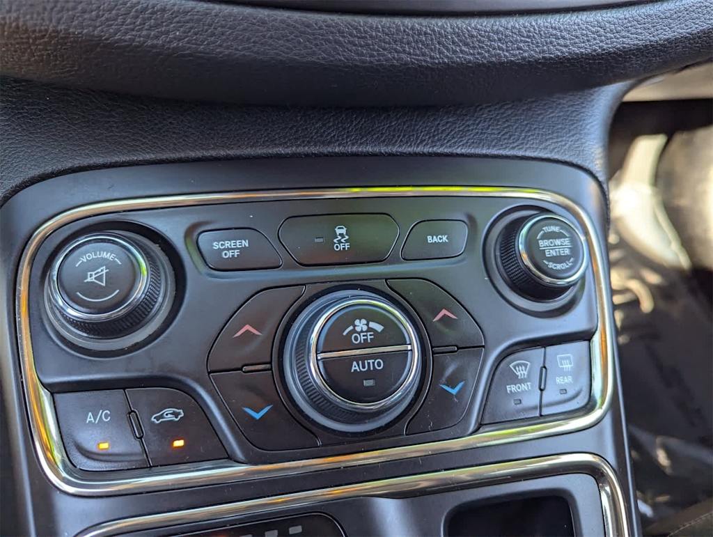 Thumbnail: 2015 Chrysler 200 - 30