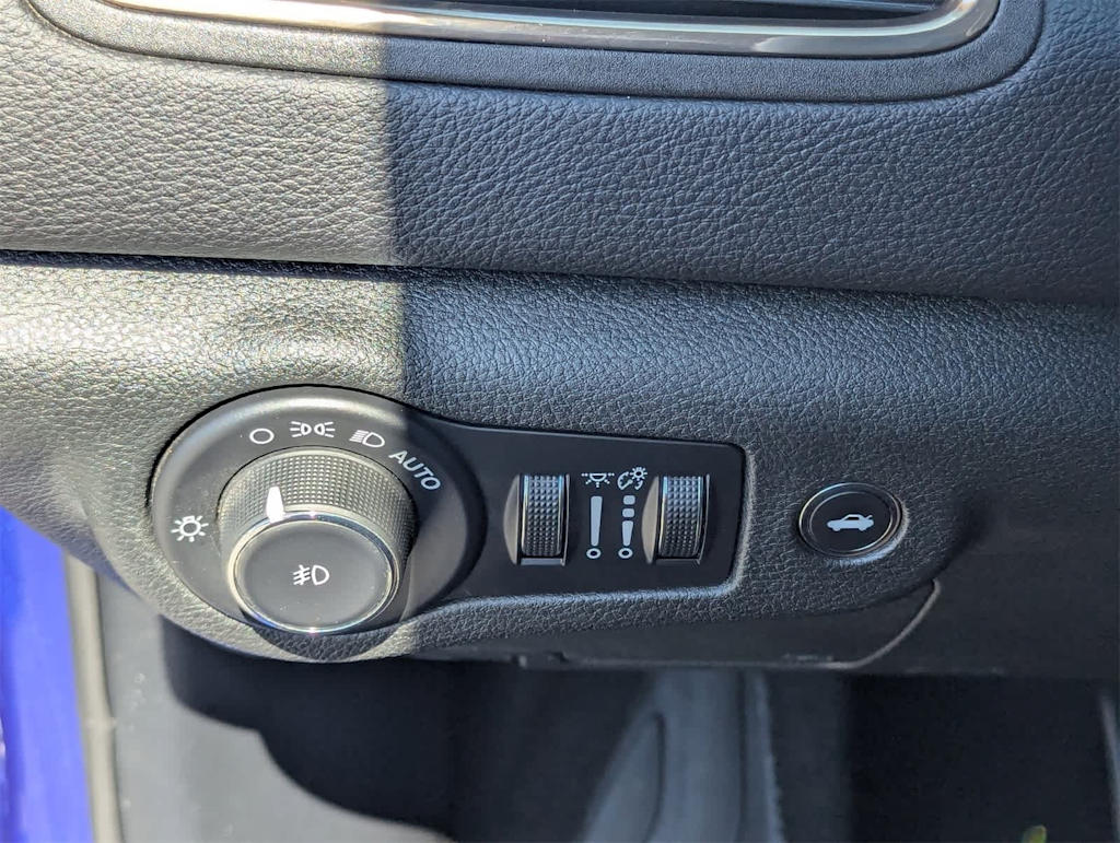 Thumbnail: 2015 Chrysler 200 - 33