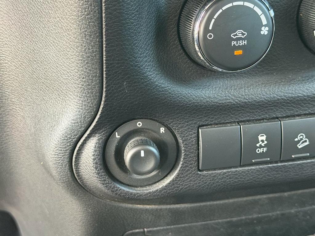 Thumbnail: 2013 Jeep Wrangler - 13