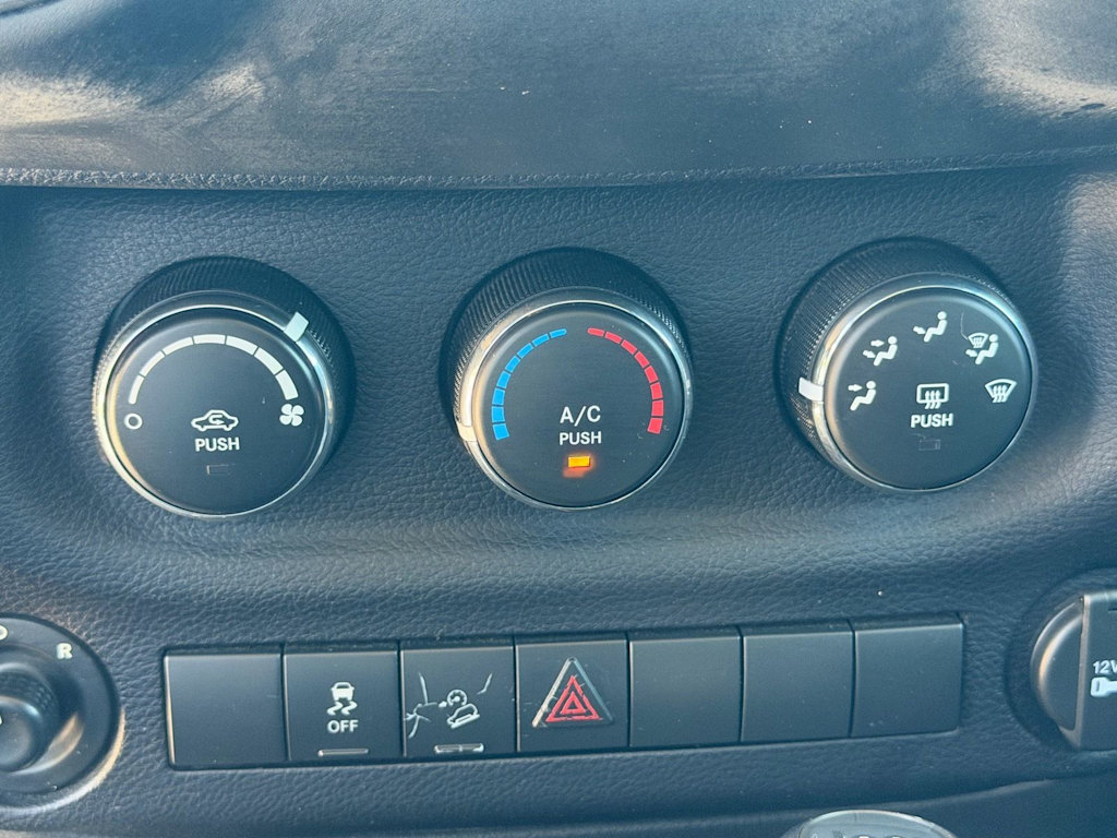 Thumbnail: 2016 Jeep Wrangler - 23