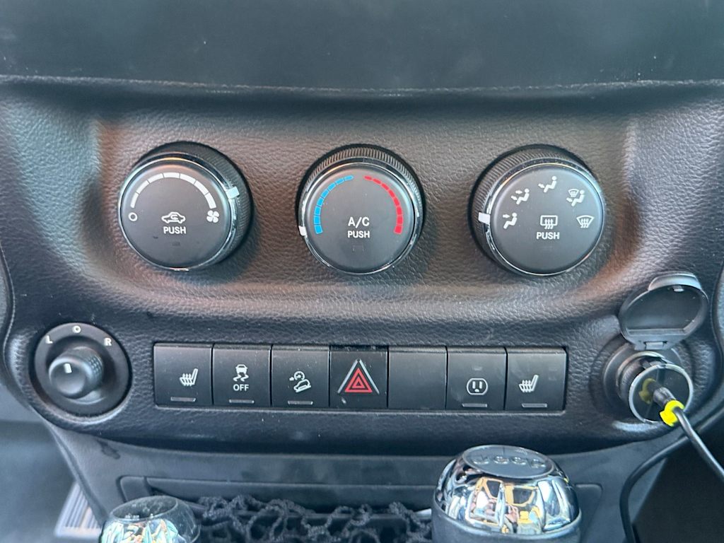 Thumbnail: 2015 Jeep Wrangler - 15