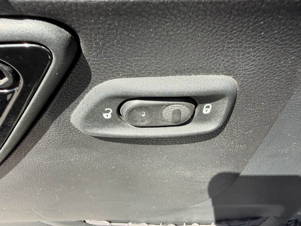 Thumbnail: 2015 Jeep Wrangler - 21