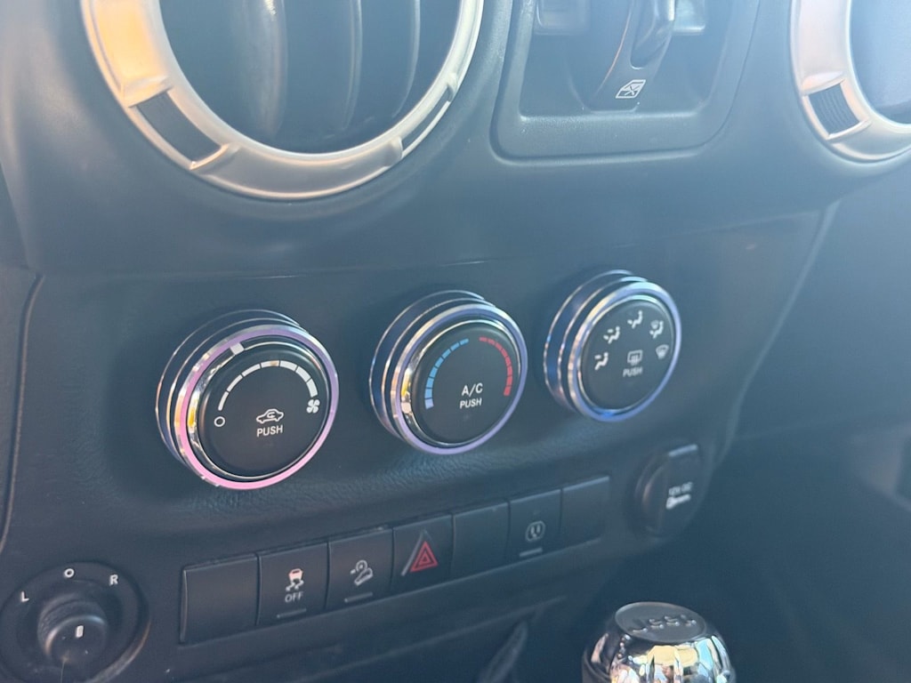 Thumbnail: 2017 Jeep Wrangler - 17