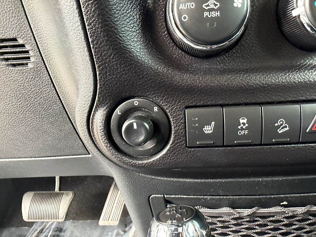 Thumbnail: 2017 Jeep Wrangler - 31