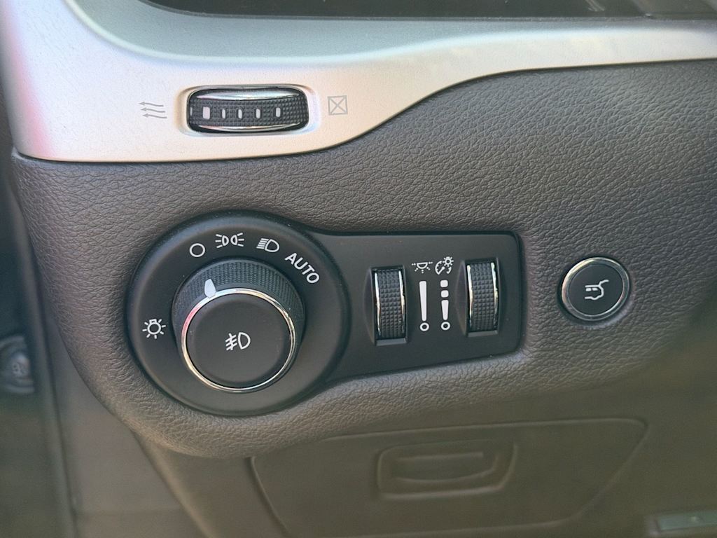Thumbnail: 2016 Jeep Cherokee - 13