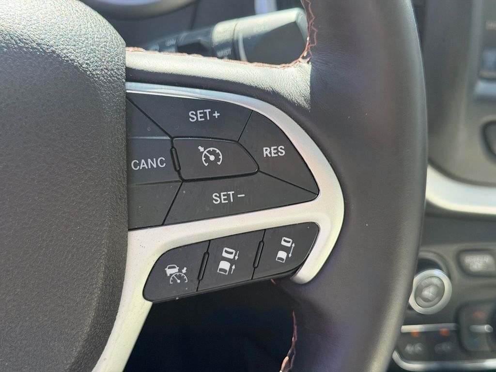 Thumbnail: 2016 Jeep Cherokee - 15