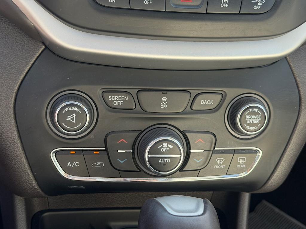 Thumbnail: 2016 Jeep Cherokee - 17