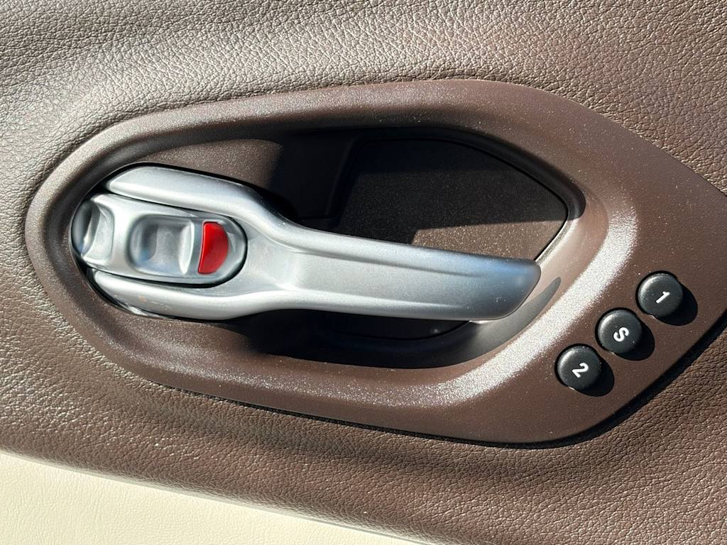 Thumbnail: 2016 Jeep Cherokee - 15
