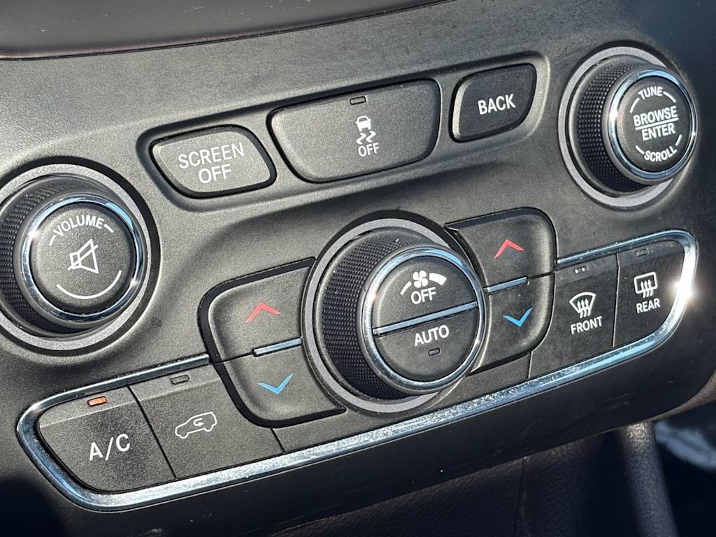 Thumbnail: 2016 Jeep Cherokee - 29