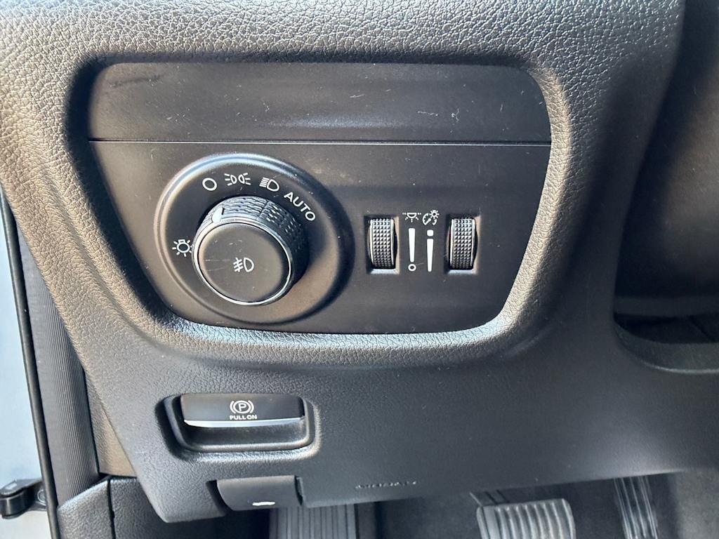 Thumbnail: 2022 Jeep Grand Cherokee - 23