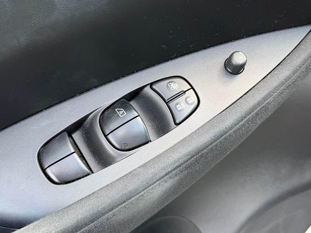 Thumbnail: 2017 Nissan Leaf - 10