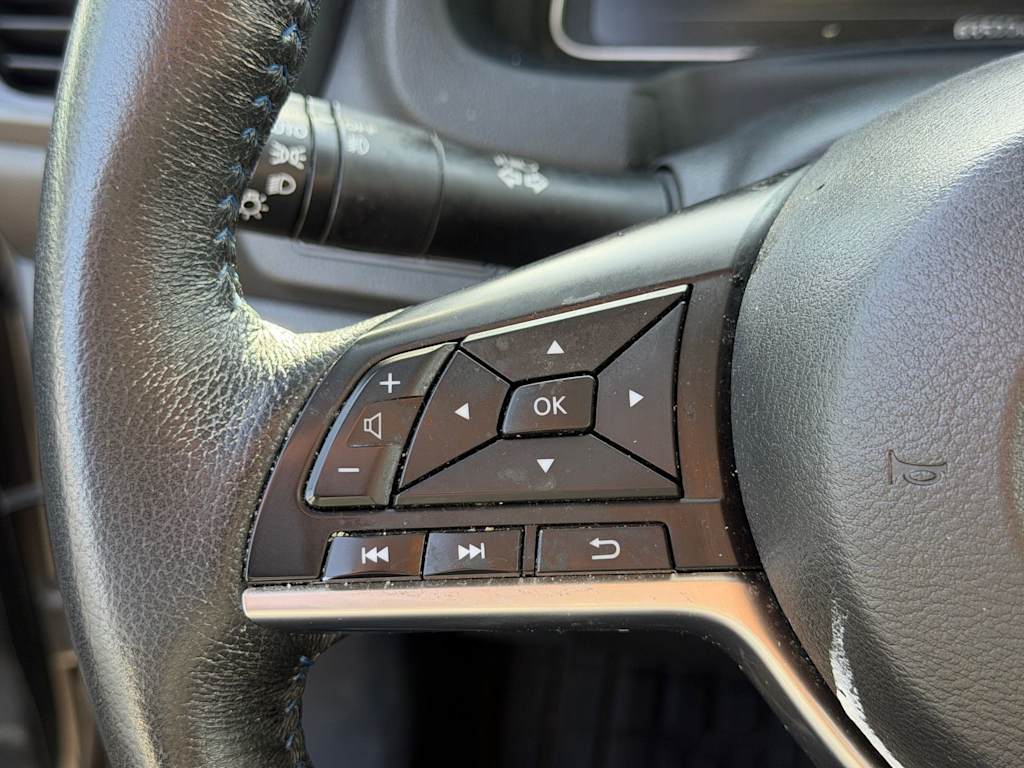 Thumbnail: 2022 Nissan Leaf - 17