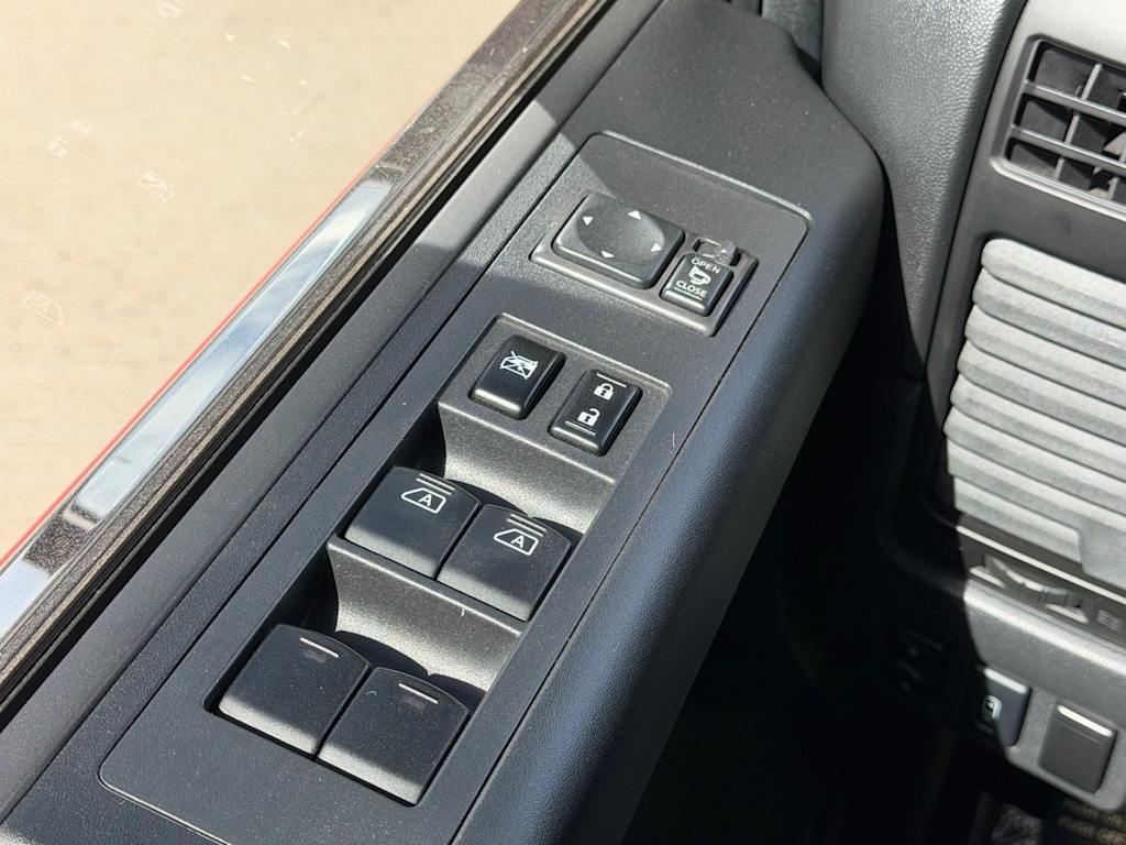Thumbnail: 2011 Nissan Titan - 25