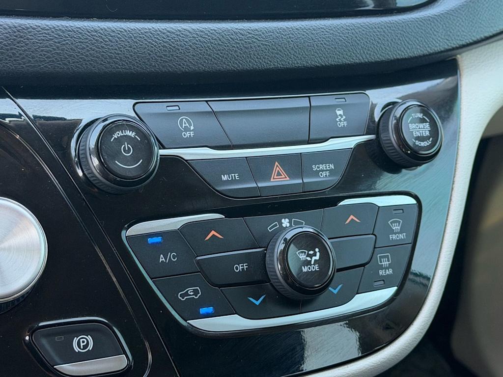 Thumbnail: 2021 Chrysler Voyager - 30