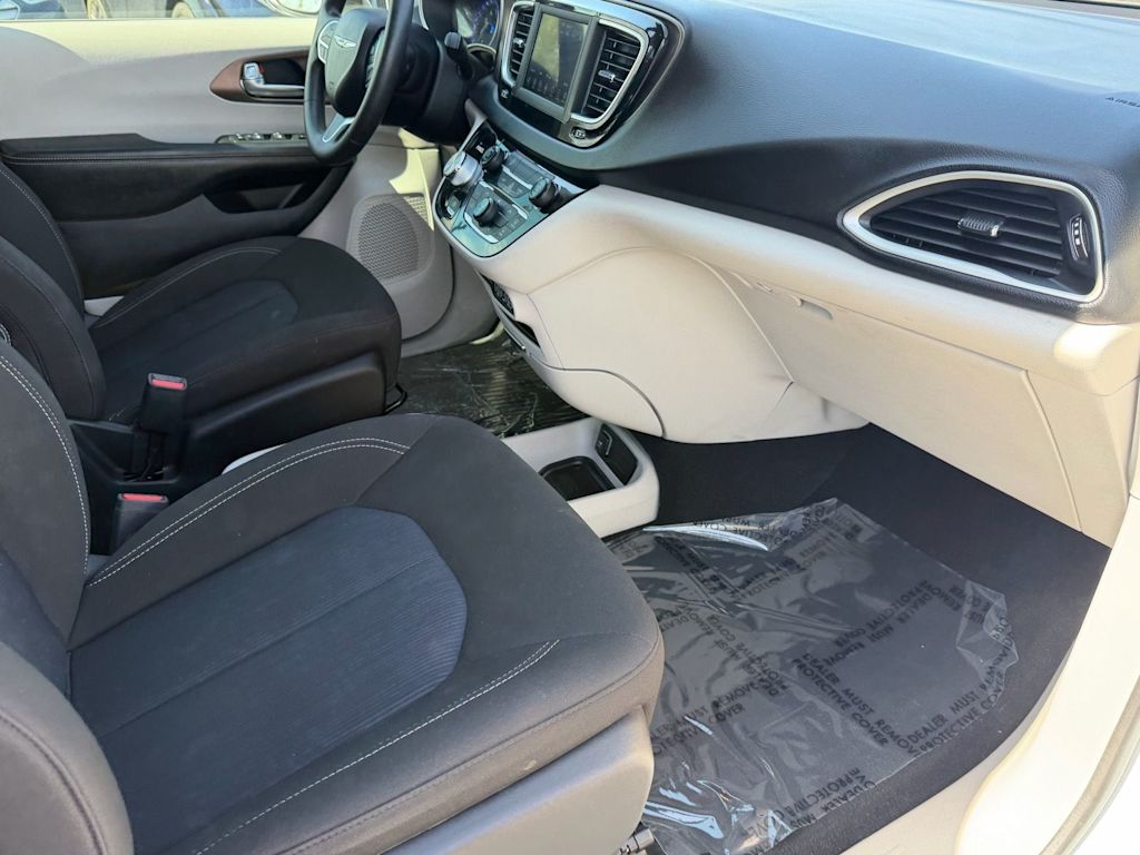 Thumbnail: 2021 Chrysler Voyager - 17
