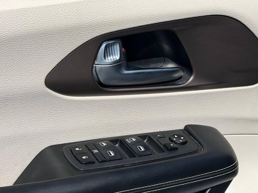 Thumbnail: 2021 Chrysler Voyager - 26