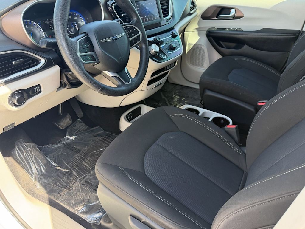 Thumbnail: 2021 Chrysler Voyager - 7