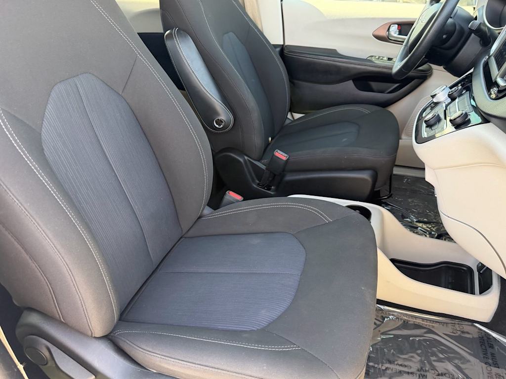 Thumbnail: 2021 Chrysler Voyager - 8