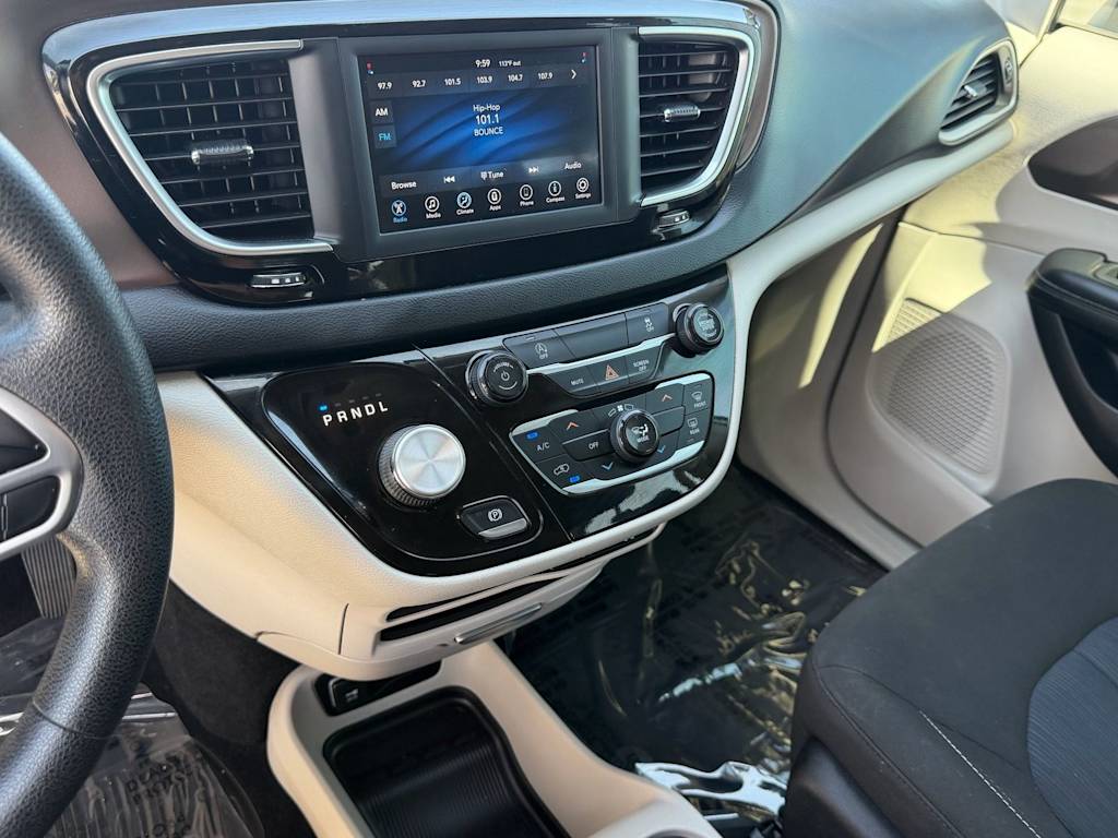 Thumbnail: 2021 Chrysler Voyager - 10
