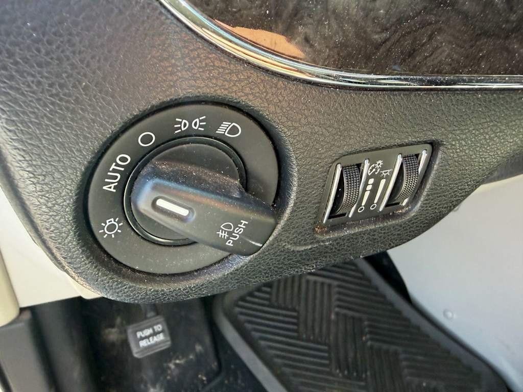 Thumbnail: 2013 Chrysler Town & Country - 11