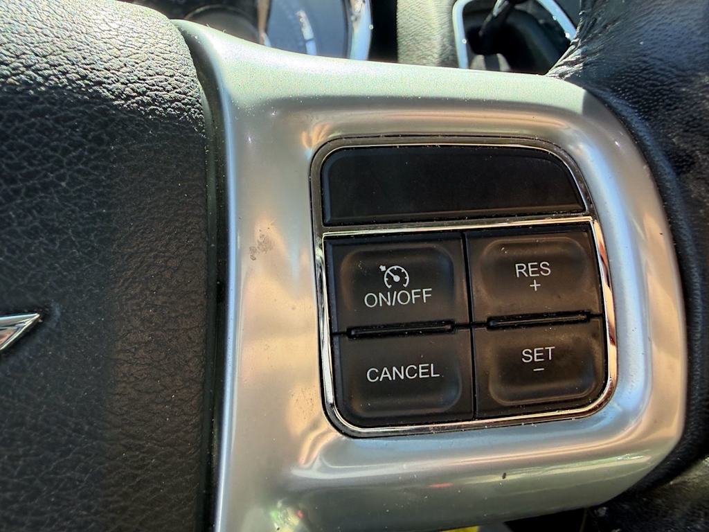 Thumbnail: 2013 Chrysler Town & Country - 13