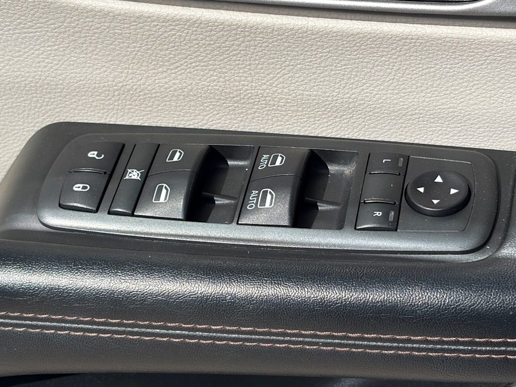Thumbnail: 2020 Chrysler Pacifica - 18
