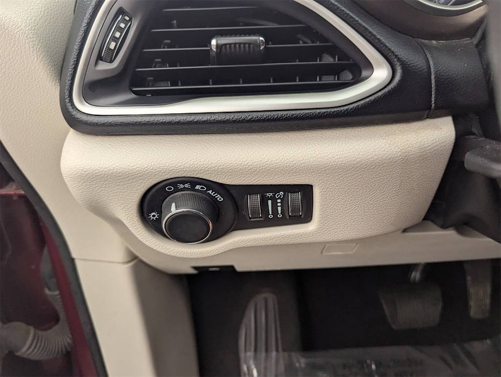 Thumbnail: 2021 Chrysler Voyager - 34