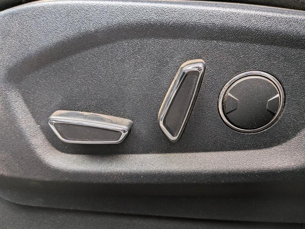 Thumbnail: 2016 Ford Edge - 16