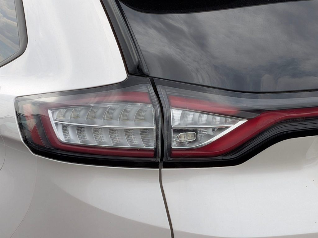 Thumbnail: 2016 Ford Edge - 18