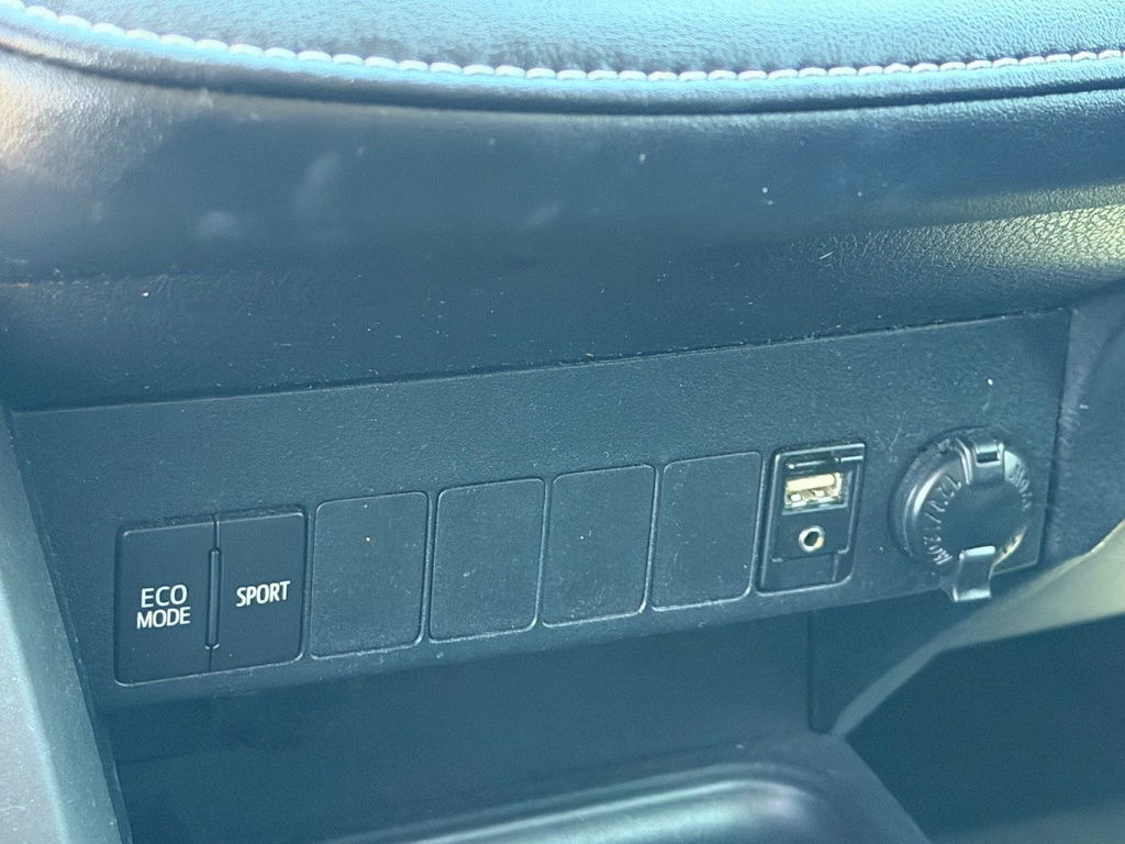 Thumbnail: 2018 Toyota RAV4 - 32