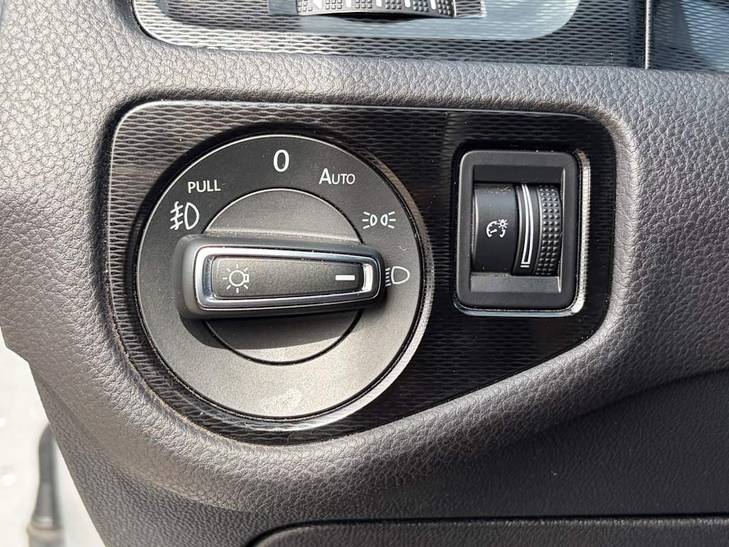 Thumbnail: 2015 Volkswagen Golf - 27