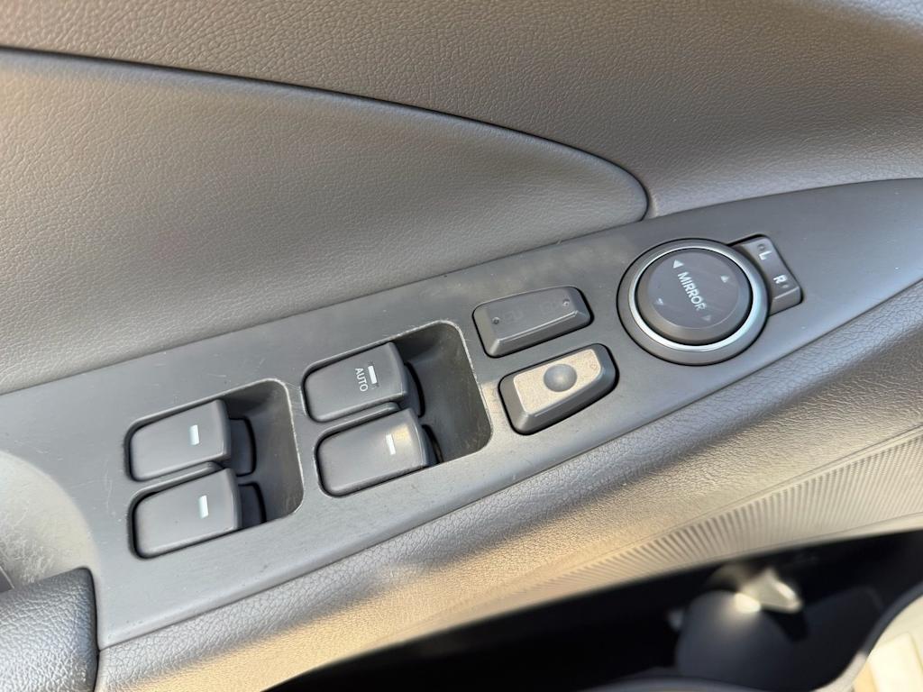 Thumbnail: 2011 Hyundai Sonata - 25