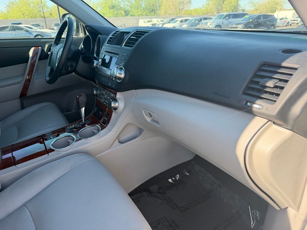 Thumbnail: 2012 Toyota Highlander - 8