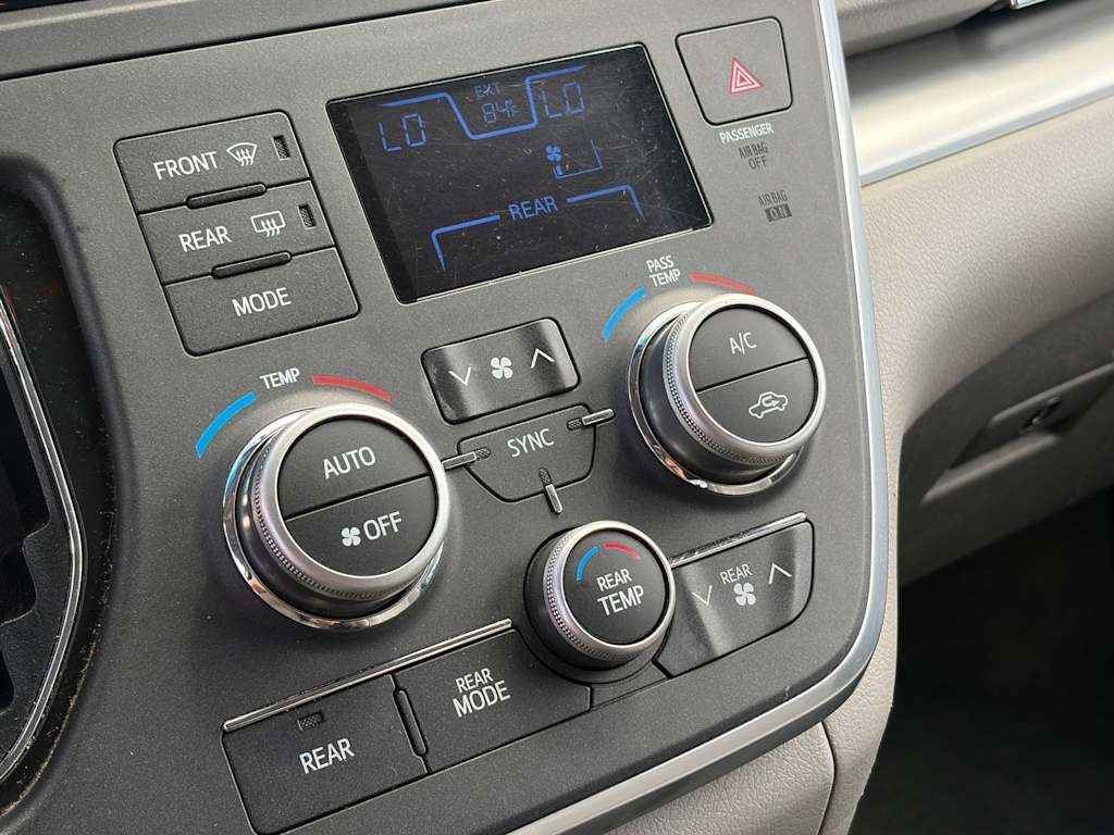Thumbnail: 2015 Toyota Sienna - 18