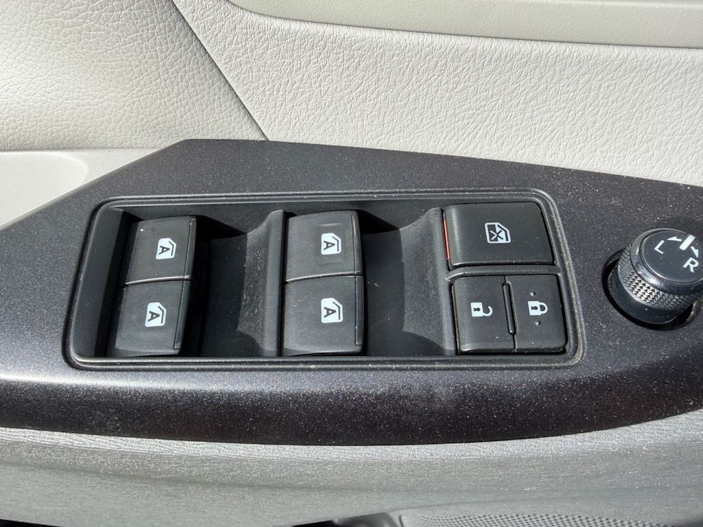 Thumbnail: 2017 Toyota Sienna - 10