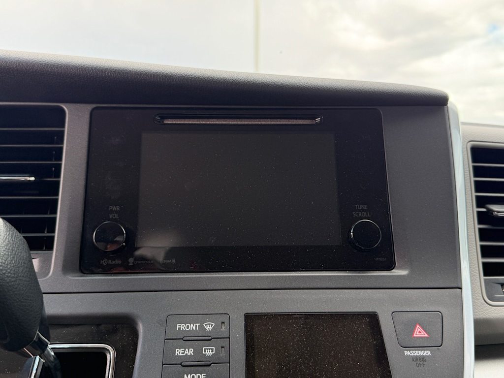 Thumbnail: 2017 Toyota Sienna - 4