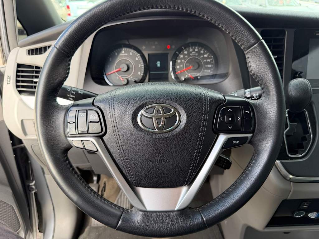 Thumbnail: 2017 Toyota Sienna - 2