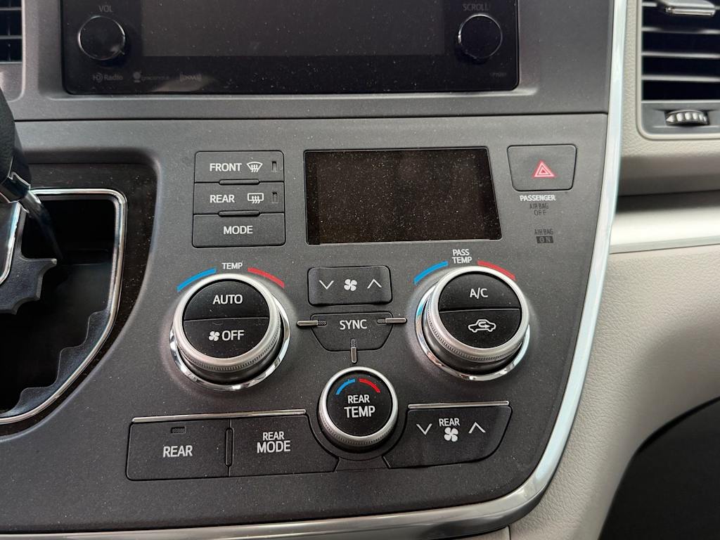 Thumbnail: 2017 Toyota Sienna - 16