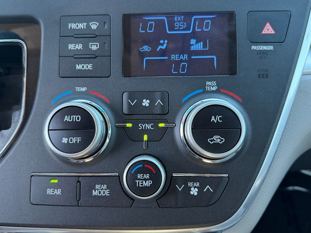 Thumbnail: 2017 Toyota Sienna - 29