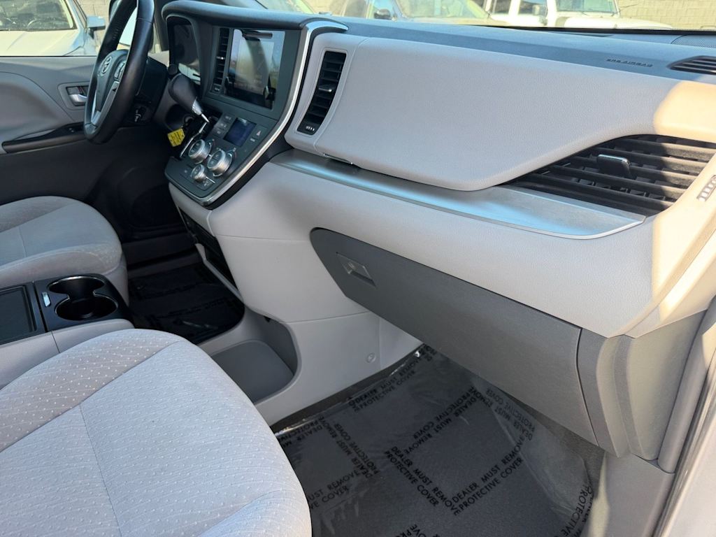 Thumbnail: 2017 Toyota Sienna - 9