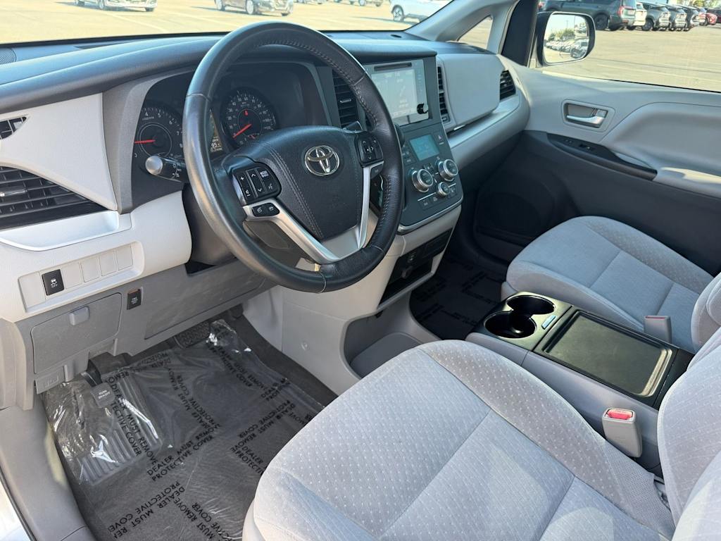 Thumbnail: 2017 Toyota Sienna - 2