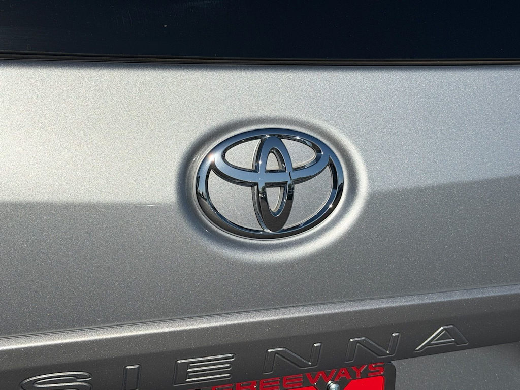 Thumbnail: 2017 Toyota Sienna - 7