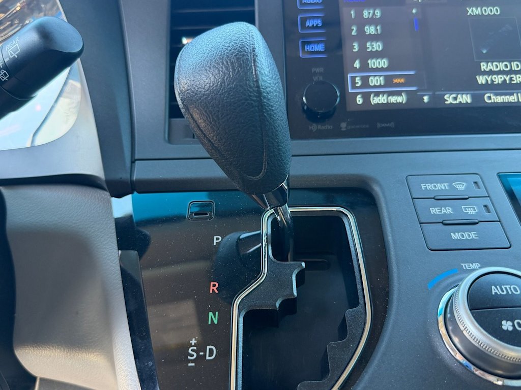 Thumbnail: 2017 Toyota Sienna - 14