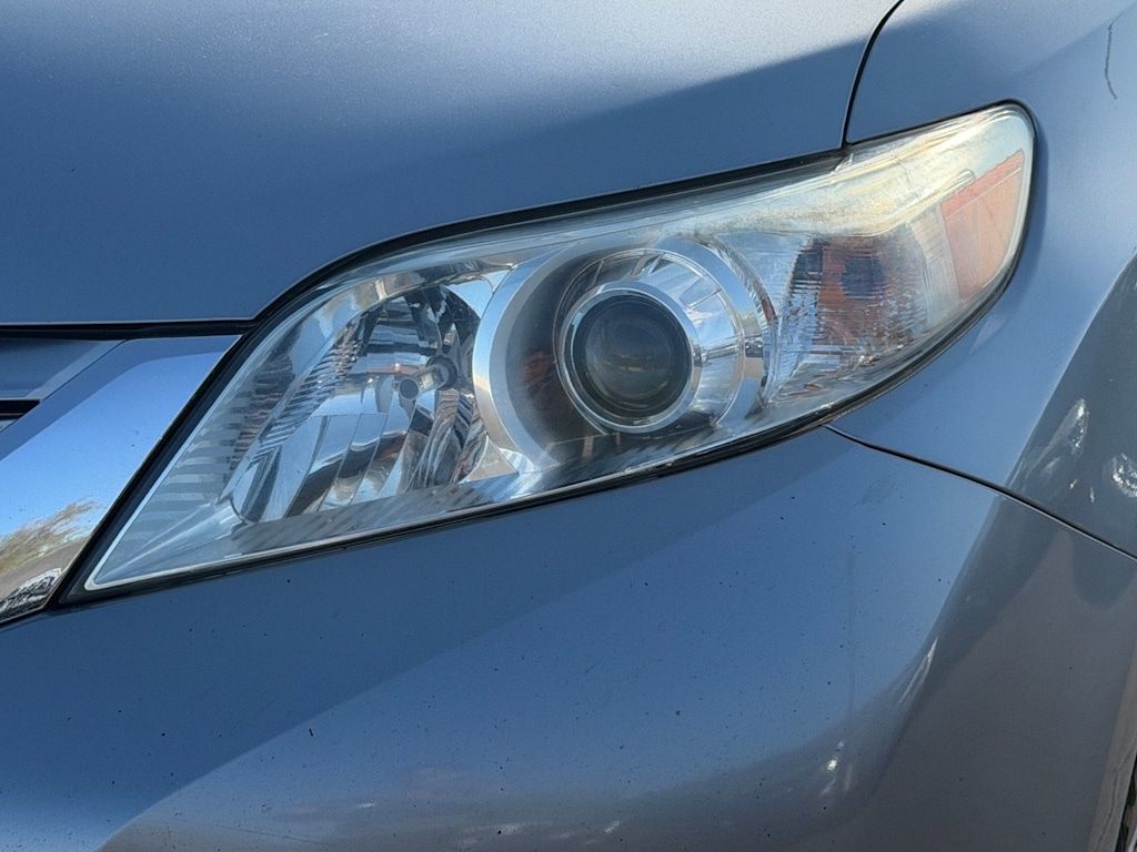Thumbnail: 2017 Toyota Sienna - 32