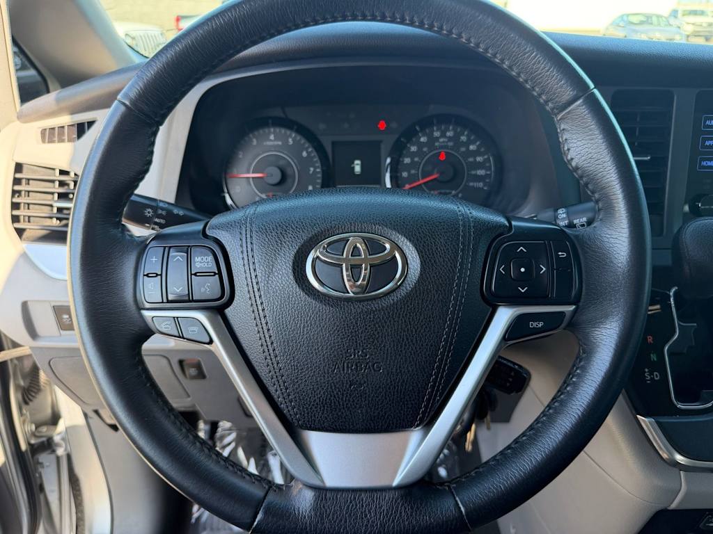 Thumbnail: 2017 Toyota Sienna - 12