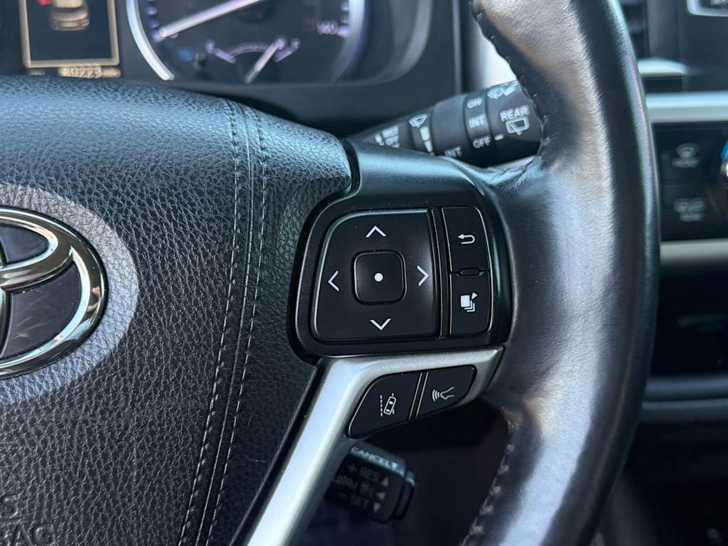 Thumbnail: 2019 Toyota Highlander - 25