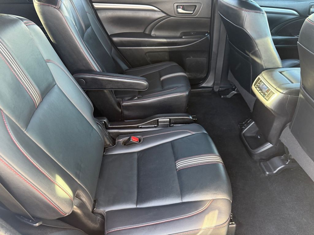 Thumbnail: 2019 Toyota Highlander - 32