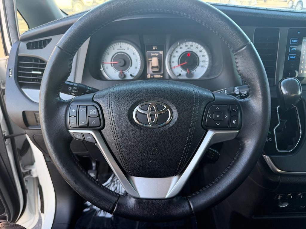 Thumbnail: 2015 Toyota Sienna - 10